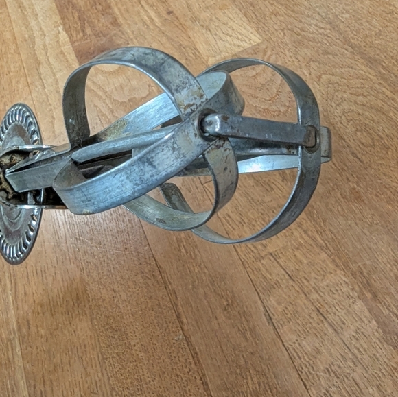 Vintage Silver Hand-Crank Egg Beater Kitchen Tool - Picture 6 of 7